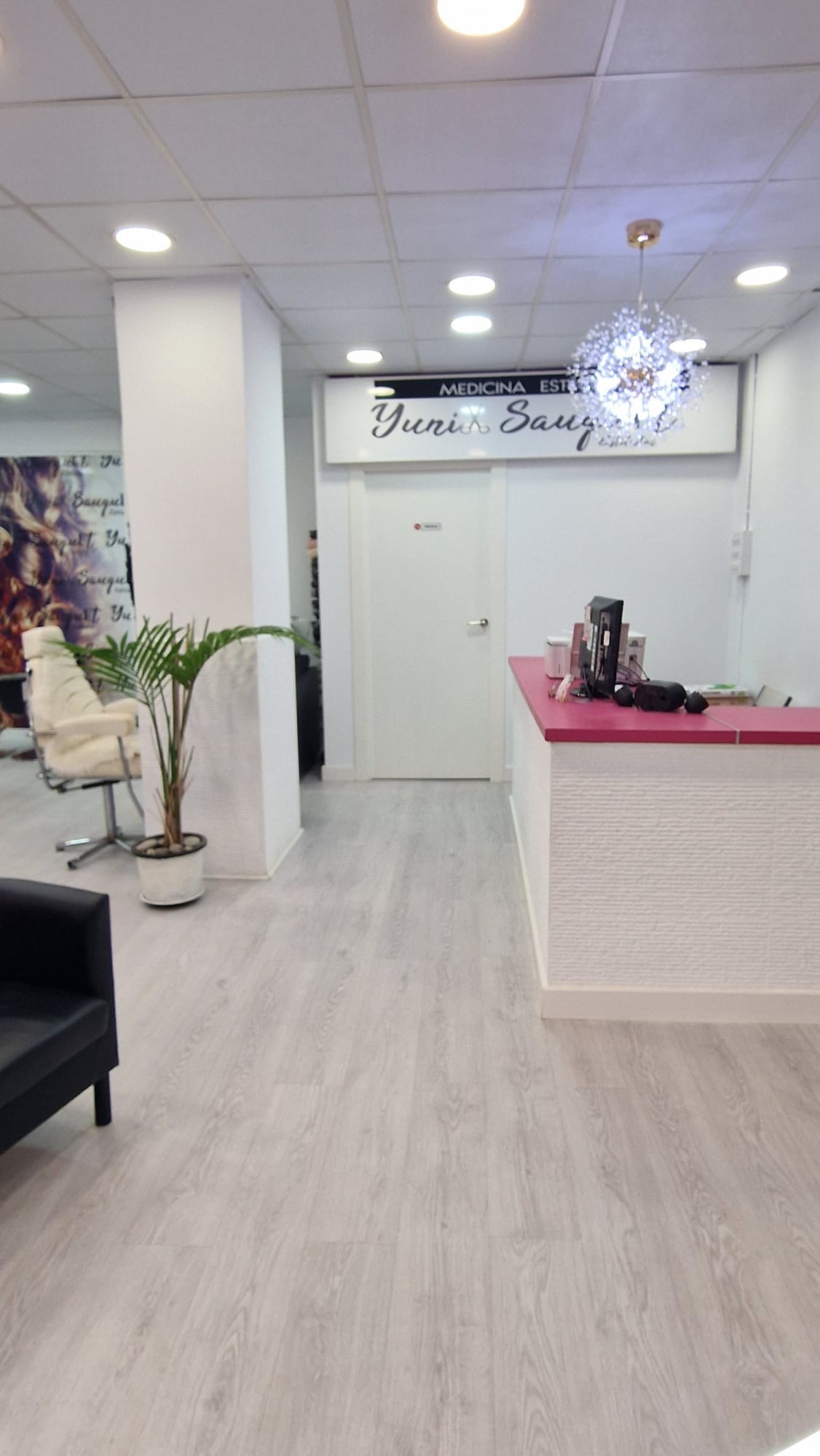 Recepción elegante y lámpara de autor en Yunia Sauquet Bilbao