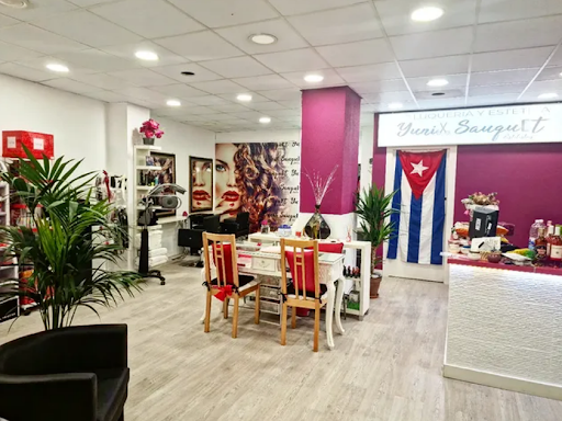 Tocadores y sillones ergonómicos en salón Yunia Sauquet